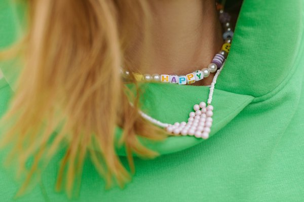 Un collier lettre : l'accessoire idéal pour un look personnalisé et raffiné