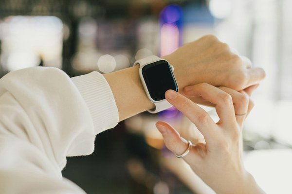 Comment choisir la meilleure montre connectée pour femme : guide d'achat